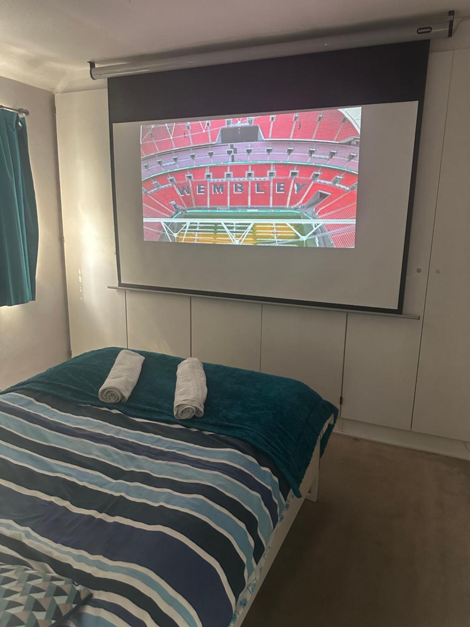 Alloggio in famiglia Private Cinema Minutes From Wembley Stadium *